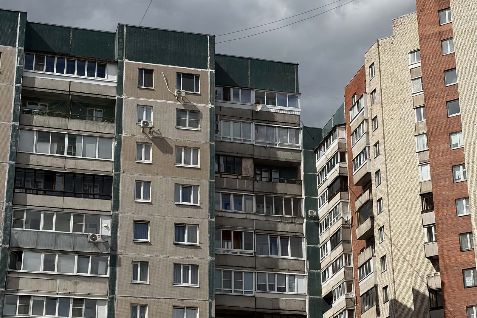 Фасад многоэтажного жилого дома